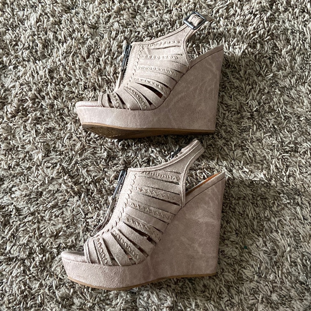 Cute tan wedges for sale! Size 8. Not Rated brand.